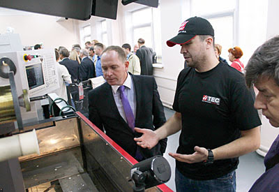 Демонстрация работы электроэрозионного станка BA24