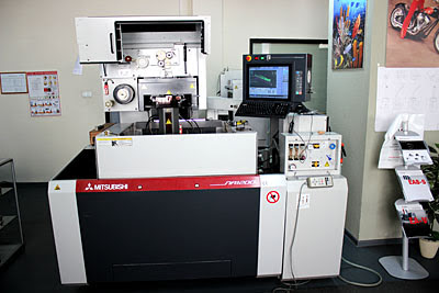 Проволочно-вырезной электроэрозионный станок особо высокой точности Mitsubishi NA1200