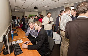 Гости конференции знакомятся с программными продуктами на мини-выставке технологий