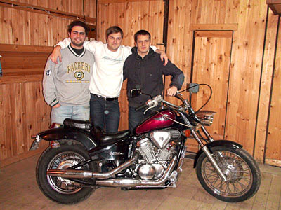 Дружеская поддержка помогла реализовать первый проект в обычном гараже