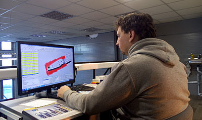 Игорь Быстров в процессе программирования обработки в ESPRIT