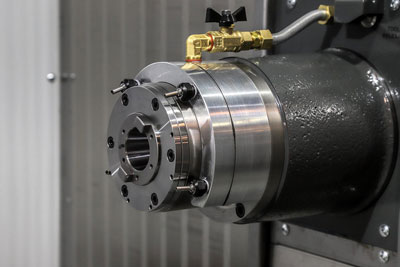 Четыре сопла подачи СОЖ, расположенные вокруг шпинделя (Haas EC-500)