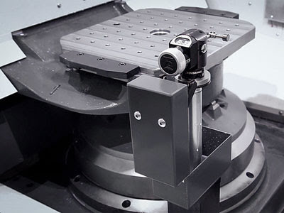 Щуп для привязки инструмента, закрепленный на автоматическом кронштейне (Haas EC-500)