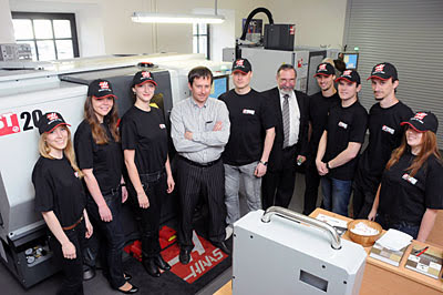 Ассоциированный профессор Вадим Мокшин, ответственный за HTEC в ВТУГ; профессор Миндаугас Юревичиус, зав. кафедрой машиностроения, инициатор открытия HTEC при ВТУГ и студенты