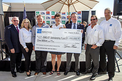 Джин Хаас пожертвовал миллион долларов на стипендии для студентов