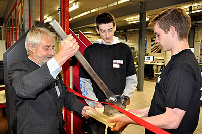 Торжественное перерезание ленточки инструментом, изготовленным студентами на станке Haas
