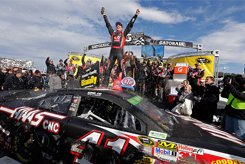 Победитель Курт Буш (Kurt Busch), водитель команды Stewart-Haas