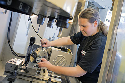 Два вертикальных обрабатывающих центра и один токарный станок с ЧПУ предоставляет такие преимущества для студентов и местной промышленности, которые значительно превосходят то, что могут предложить обычные колледжи