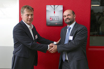 Слева - Йенс Тинг (Jens Thing), управляющий директор компании  Haas Automation Europe; справа - Патрик Бизе (Patrick Bizet), управляющий директор колледжа «Ла Жоливери»