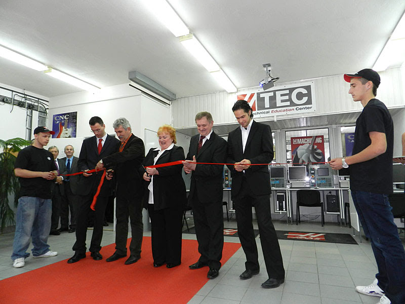 Директор SOSP Ольга Ходалова с политическими и корпоративными представителями открывает первый HTEC в Словакии