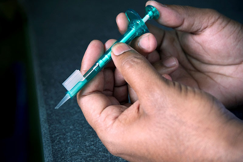 Одноразовый шприц для установки линз в глаз