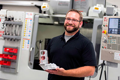 Джо Холланд (Joe Holland), начальник центра быстрого создания прототипов компании Hyphen