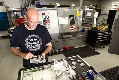 Специалист компании и станок SL-30