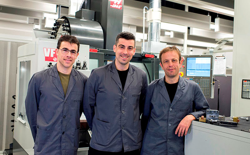 Иван Хименес, начальник цеха (в центре), и его команда со станком Haas VF-2SS