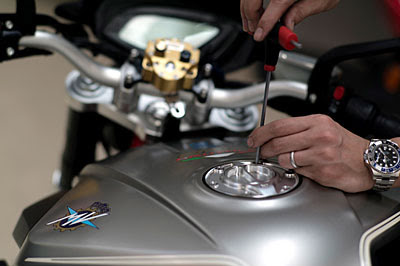 Крышка горловины топливного бака для итальянского мотоцикла MV Agusta изготовлена из используемого в авиационной и космической промышленности алюминия 7075 с высокой плотностью