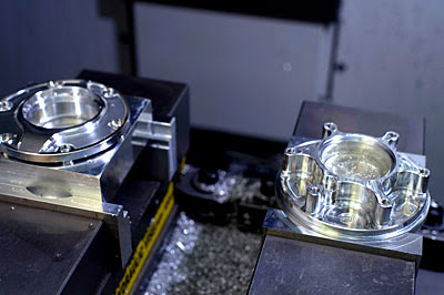 Станку Haas Super Mini Mill достаточно 1 часа 15 минут, чтобы изготовить сменную  крышку горловины топливного бака для мотоцикла MV Agusta, требующую деликатной обработки