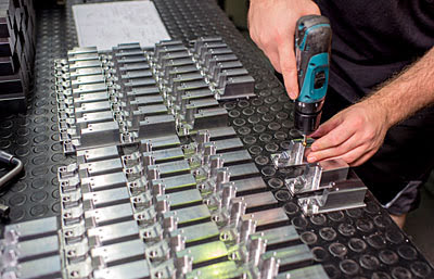 Компания Jürgen Buss GmbH завоевала свою репутацию в качестве компетентного и надежного партнера по обработке с помощью ЧПУ и производству инструментов для автомобильной, медицинской, экологической промышленности и сельского хозяйства