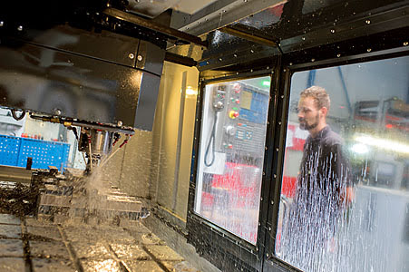 Станки Haas, работающие по 10-12 часов в сутки, обрабатывают все виды материалов, от пластика и алюминия до бронзы, стали и твердых сплавов