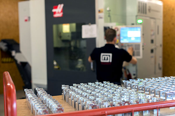 Детали, производимые на станке UMC-750, включают партии (200 штук и более) приборов для промышленной метрологии и другие крупносерийные детали