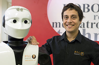 Президент компании PAL Robotics Франческо Ферро (Francesco Ferro) с одним из своих передовых гуманоидных роботов