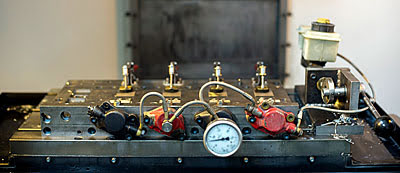 Гидравлическая арматура собственного производства, используемая на вертикальных обрабатывающих центрах Haas