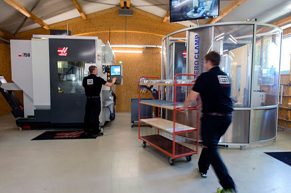 Один из двух пятиосевых универсальных обрабатывающих центров Haas UMC-750 компании оборудован автоматической системой загрузки для непрерывной работы