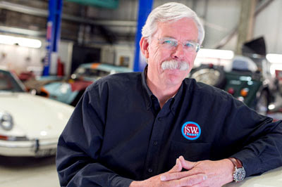 Джим Стоукс более 30 лет специализировался в сфере реставрации, ремонта и обслуживания бесценных ретро-автомобилей, в частности Alfa Romeo 8C 1930х годов выпуска.