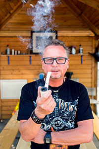 Г-н Бусс любит всё американское, в том числе американские классические автомобили, автогонки (особенно гонки NASCAR) и СТАНКИ HAAS