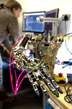 Пальцы робота RoboThespian будут чувствительны к давлению и температуре