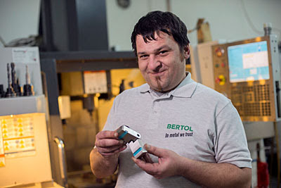 Компонент навесной петли компании Bertol, используемый для архитектурного крепления стекла