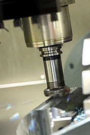 Станок Haas UMC-750 в процессе резки стальной заготовки