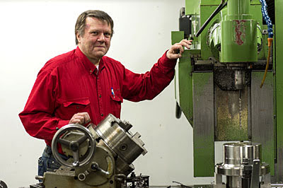 Владелец компании Томас Карлссон со станком, на смену которому пришла модель Haas UMC-750