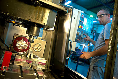 С использованием  поворотных столов Haas с ЧПУ компания  GAT также производит детали, требующие 4-осевой обработки