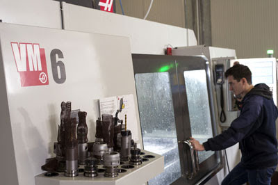 Стол Haas VM-6 с Т-образными пазами по осям X и Y позволяет компании Chiaro быстро и просто крепить детали различных форм и размеров