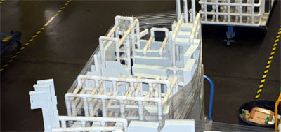 Комплектующие кожухов перемещают на тележках в специально спроектированном каркасе из труб