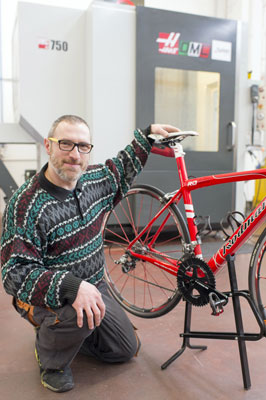 Универсальный обрабатывающий центр Haas UMC-750 компании OMC используется для производства самых легких, надежных, высококачественных деталей для гоночных велосипедов