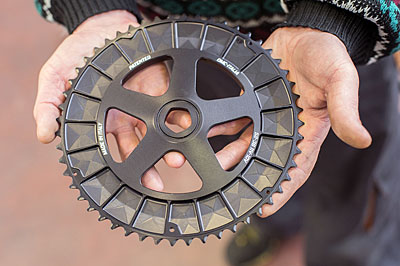 Цельная деталь компании OMC, двойная звездочка с пятилапкой и полыми шатунами в сборе, которую  Иван изготавливает на своем станке UMC-750, получила название V-Strong One (V - самая прочная)