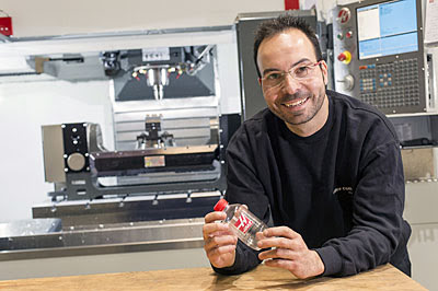 Станок Haas VM в компании  Taller изготавливает формы для литья, используемые для производства пластиковых бутылок с фирменной водой Haas