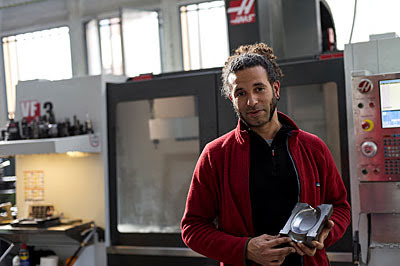 Вертикальный обрабатывающий центр Haas VF-3 используется для выпуска форм в полуавтоматическом производстве продукции из стекла