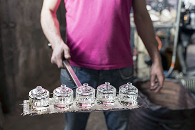 Компания NAT VIDRIERA производит формы для отливки флаконов, используемых эксклюзивными брендовыми производителями косметики и парфюмерии премиум-класса