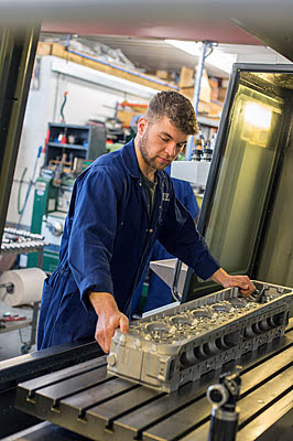 Компания Retro Track and Air специализируется на восстановлении и техническом обслуживании авиационных и автомобильных шедевров ушедшей в прошлое эпохи