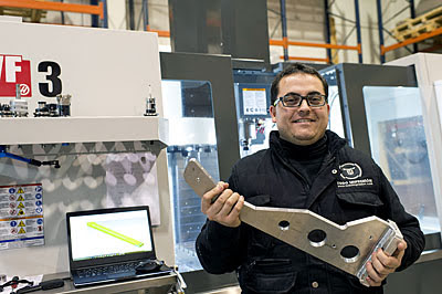 Рубен Руеда Руис (Ruben Rueda Ruiz) рядом со станком  Haas VF-3