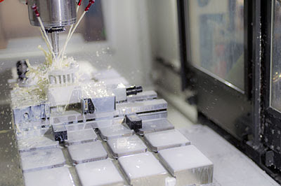 Стол станка VM-2 снабжен сеткой из Т-образных пазов, направленных вдоль осей X и Y