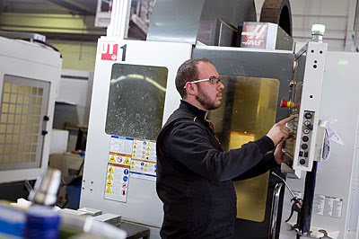 Сверлильно-резьбонарезной станок Haas DT-1 эксплуатируется по 10–12 часов в день для резки алюминия, меди, нержавеющей стали и даже пластика