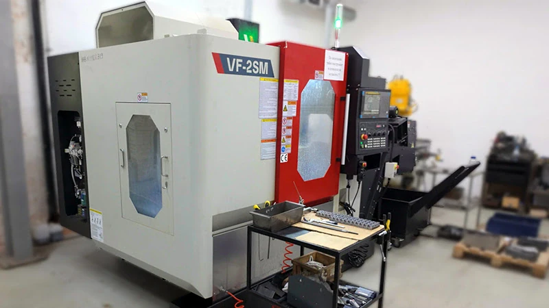 Фрезерный обрабатывающий центр с ЧПУ по металлу VF-2SM, стол 800х420 мм